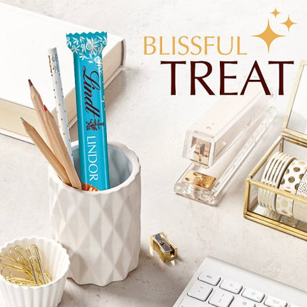 Lindt Lindor Treat Bar Salted Caramel 38g bar alternate view 3